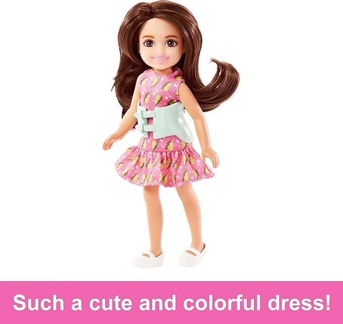 Mattel Barbie Chelsea - Majhna punčka z opornico za skoliozo (HKD90)